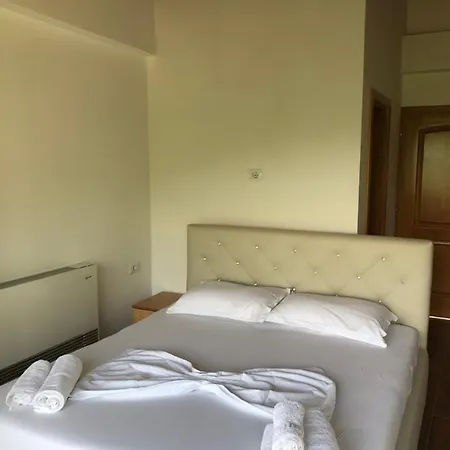 Bujtina Vrenezi *